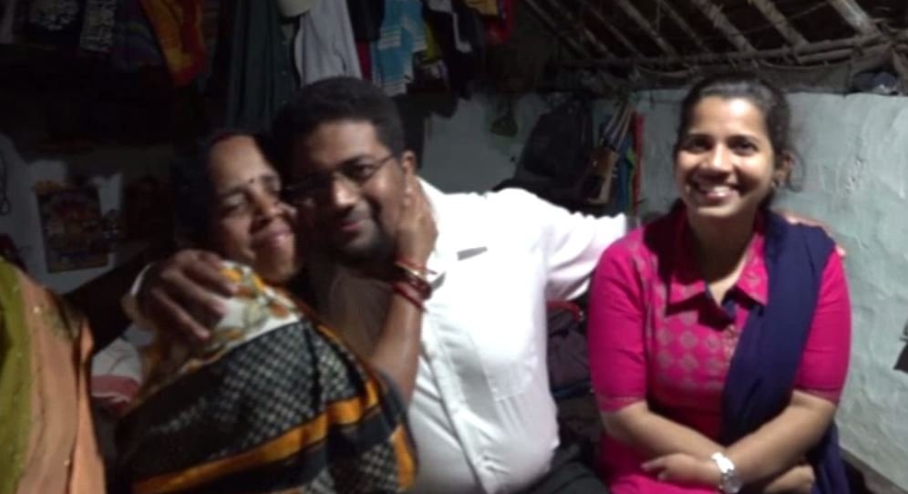 ବିଜୁଳି ନଥିବା ଘରେ ପାଠ ପଢ଼ି ଓଏଏସ୍‌ ପାଇଲେ ଜନ