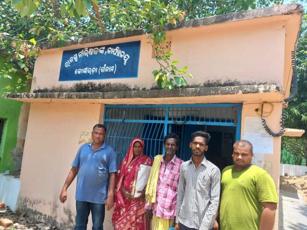 ରାଜସ୍ବ ନୀରିକ୍ଷକଙ୍କ କାର୍ଯ୍ୟାଳୟରେ ଅନୁପସ୍ଥିତ ନେଇ ତାତିଲେ ଜନ ସାଧାରଣ : କାର୍ଯ୍ୟାନୁଷ୍ଠାନ ଦାବି ନେଇ ତହସିଲଦାରଙ୍କୁ ଦାବିପତ୍ର ପ୍ରଦାନ