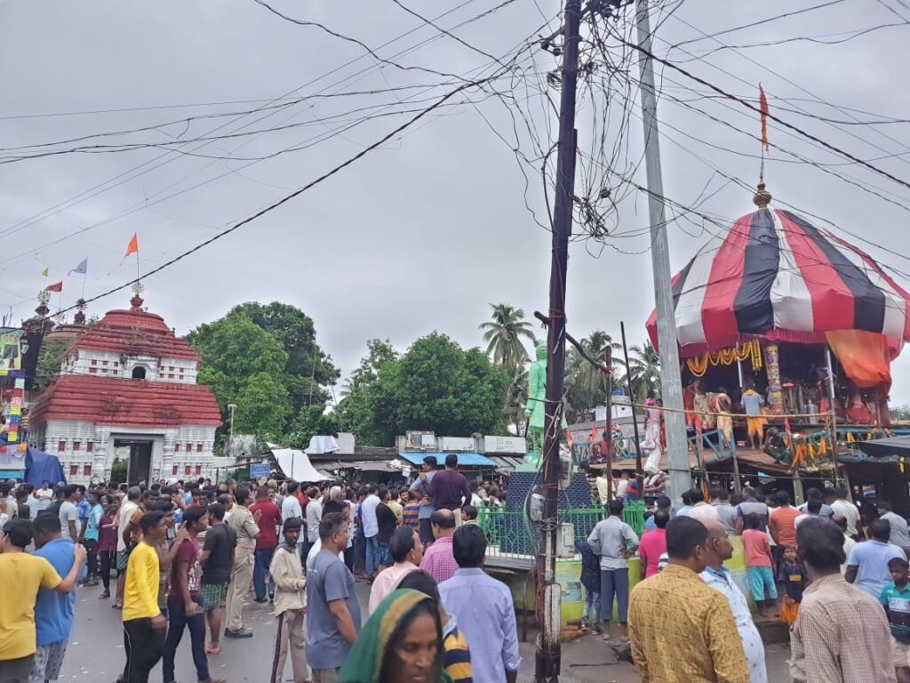 ଧରାକୋଟ ,ମନ୍ଦିର ସମ୍ମୁଖରେ ପହଞ୍ଚିଲେ ତିନି ଠାକୁର