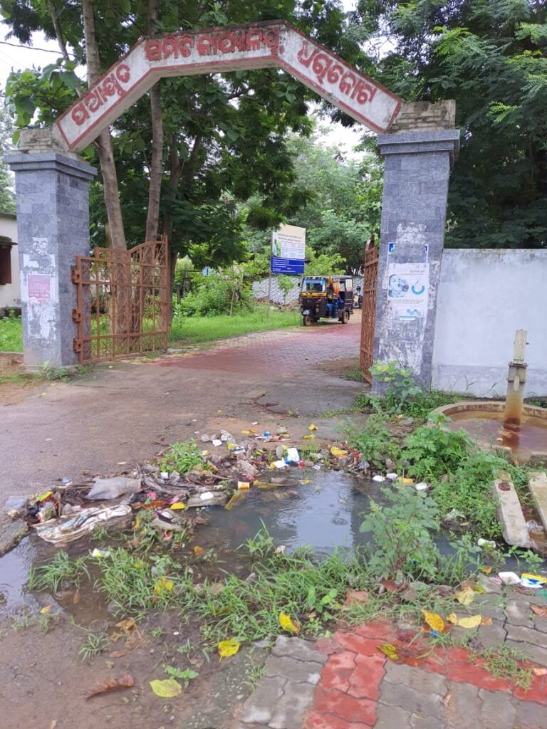 ବ୍ଲକ ସମ୍ମୁଖରେ ଦୂଷିତ ପରିବେଶ କାହାରି ନିଘା ନାହିଁ
