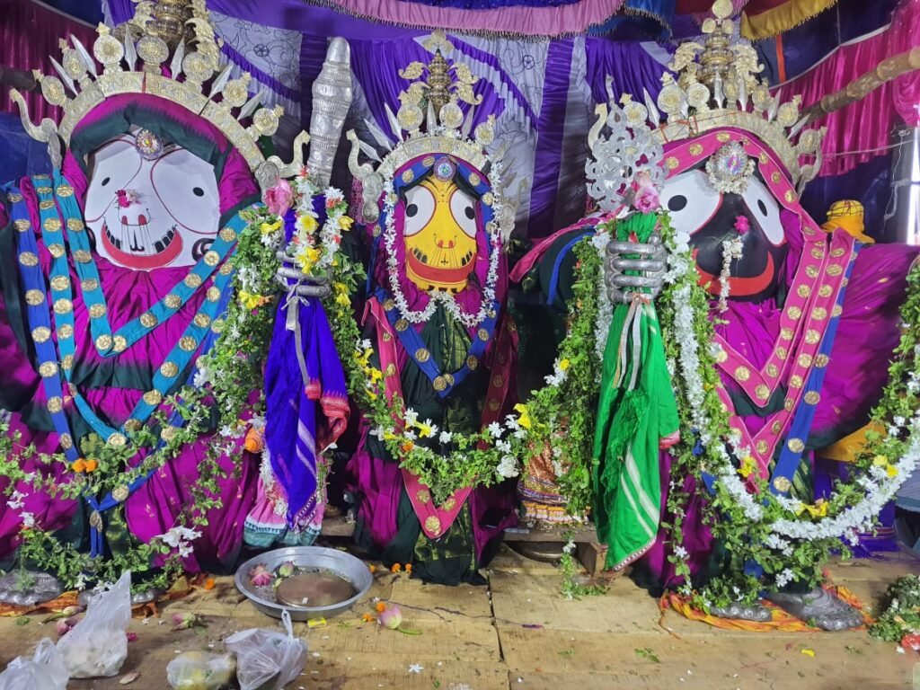 ଧରାକୋଟ: ତିନି ଠାକୁରଙ୍କ ସୁନାବେଶ ଓ ଭଜନ ସମାରୋହ