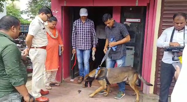 ଏଟିମ ଲୁଟ ଉଦ୍ୟମ ପଣ୍ଡ :ସନ୍ଧାନି କୁକୁର ଦ୍ୱାରା ଯାଞ୍ଚ