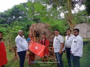 ଖାରିଆ ଗ୍ରାମ ପଞ୍ଚାୟତରେ କ୍ଷତିଗ୍ରସ୍ତ ପରିବାରଙ୍କୁ ପାଲ ବଣ୍ଟନ