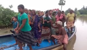 ଶୌଚ ପାଇଁ ବିପଦଜନକ ଭାବେ ଡଙ୍ଗାରେ ଯାତ୍ରା କରୁଛନ୍ତି ବନ୍ୟାପ୍ଲାବିତ  ଲୋକେ