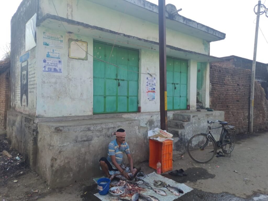 ଆବାସ ଯୋଜନାରେ ଦୋକାନ ଗୃହ, କାହା ମର୍ଜିରେ……………………………….ଗରିବ ଲୋକଙ୍କ ମୁଣ୍ଡ ଉପରେ ଛାତ ଘରଟିଏ ଯୋଗାଇ ଦେବାକୁ ସରକାର ଆରମ୍ଭ କରିଛନ୍ତି ଆବାସ ଯୋଜନା। ଲକ୍ଷ୍ୟ ସମାଜର ମୁଖ୍ୟ ସ୍ରୋତରେ ଗରିବ ପରିବାର ଙ୍କୁ ସାମିଲ କରିବା ।ଏଥି ପାଇଁ ଶ୍ରେୟ ନେବାକୁ କେନ୍ଦ୍ର ସରକାରଙ୍କ ଠାରୁ ରାଜ୍ୟ ସରକାର ପର୍ଯ୍ୟନ୍ତ ସମସ୍ତେ ପ୍ରତିଯୋଗିତା ଆରମ୍ଭ କରିଛନ୍ତି । ଦୀର୍ଘ ତିନି ବର୍ଷ ବନ୍ଦ ରହିଥିବା ଏହି ଯୋଜନା କାର୍ଯ୍ୟକାରୀ କରିବାକୁ ସଂପ୍ରତି ସରକାର ଘୋଷଣା ପରେ ପଞ୍ଚାୟତ ଠାରୁ ବ୍ଲକ ସବୁଠି ଭିଡ଼ । ଆବେଦନର ତାରିଖ ସାରିଥିବା ବେଳେ କାର୍ଯ୍ୟାଦେଶ ମିଳିନି । ଏହା ମଧ୍ୟରେ ପୂର୍ବରୁ କିଛି ପ୍ରଭାବଶାଳୀ ଅସାମାଜିକ ବ୍ୟକ୍ତିମାନେ ରାଜନେତା ଓ ପ୍ରଶାସନିକ ଅଧିକାରୀ ମାନଙ୍କୁ ହାତଗୁଞ୍ଜା ଦେଇ ପାଇଥିବା ଆବାସ ଘର ଅନୁଦାନରେ ଦୋକାନ ଗୃହ ନିର୍ମାଣ କରି ଏହାକୁ ଭଡ଼ାରେ ଲଗାଇଛନ୍ତି। ଯେଉଁଠି ଘର ଖଣ୍ଡିଏ ପାଇଁ ଗରିବ ପରିବାର ଡହକ ବିକଳ ହେଉଛି,ସେଇଠି ଦୋକାନ ଗୃହ ନିର୍ମାଣ ପାଇଁ ପ୍ରଶାସନ କିପରି ଅନୁମତି ଦେଇଛି ତାହା ତଦନ୍ତର ବିଷୟ । ଆମେ କହୁଛୁ ଜଗମୋହନ ଗ୍ରାମର ସଦର ମହକୁମାର କଥା । ଏହି ଗ୍ରାମର ମଧ୍ୟ ଭାଗରେ ମେଳା ମଣ୍ଡପ ଛକ ଉପରେ 2015/16 ବର୍ଷରେ ନିର୍ମାଣ ହୋଇଛି ଆବାସ ଯୋଜନାରେ ଏକ ଗୃହ । ଦୁଇବାଖରର ଏହି ଘରେ ଆବାସ ଯୋଜନାରେ ଷ୍ଟିକର ଲାଗିଛି ।ଗ୍ରାମର ପ୍ରଭାବଶାଳୀ ବ୍ୟକ୍ତି କୃଷ୍ଣ ସେଠୀ ପିତା, ରାମ ସେଠୀ ହେଉଛନ୍ତି ହିତାଧିକାରୀ ।ପ୍ରଶାସନ ଓ ନେତାଙ୍କୁ ହାତେଇ ଘର ପାଇବା ପରେ ଏହି ଟଙ୍କାରେ ଜୋର୍ ଜବରଦସ୍ତି ଦୁଇ ବଖରା ଘର ତିଆରି ଦୁଇଟି ଦୋକାନ ଗୃହ ନିର୍ମାଣ କରି ଭଡ଼ା ସୂତ୍ରରେ ଲଗାଇଛନ୍ତି ।ସବୁଠାରୁ ଗୁରୁତ୍ୱପୂର୍ଣ୍ଣ କଥା ହେଲା ମେଳା ମଣ୍ଡପ ଛକ ଗ୍ରାମର ଏକ ଗୁରୁତ୍ବପୂର୍ଣ୍ଣ ଛକ । ମୁଖ୍ୟ ରାସ୍ତା କଡ଼ରେ ଥିବା ଏହି ଛକ ରାସ୍ତାଦେଇ କିଶୋରଚନ୍ଦ୍ର ପଲି, ସାହାସ ପୁର, ଚମ୍ପାପଲି ଆଦି ପାଞ୍ଚ ଖଣ୍ଡ ଗାଁର ଲୋକେ ମୁଣ୍ଡମରଇ ବଜାରକୁ ଯିବା ଆସିବା କରନ୍ତି । ବିଦ୍ୟାଳୟ,ଅଙ୍ଗନବାଡ଼ି,ମନ୍ଦିରକୁ ଛାତ୍ର ଛାତ୍ରୀ ଓ ଲୋକେ ଯିବାଆସିବା କରନ୍ତି । ସ୍ବାସ୍ଥ୍ୟ କେନ୍ଦ୍ର ଓ ଆମ୍ବୁଲାନ୍ସ ସେବା ଏହି ଆବାସ ଗୃହ ନିର୍ମାଣ ପାଇଁ ବେଶ ପ୍ରଭାବିତ ହେଉଛି । ପ୍ରଥମ କଥା ହେଲା ଏହା ବସ୍ତି ଯୋଗ୍ୟ କିସମ ଜମିରେ ନିର୍ମାଣ ହୋଇଛି ନା ସରକାରୀ ବାବୁ ଓ ରାଜନେତା ମାନେ ପ୍ୟାକେଟ ଗରମ କରି ନିର୍ମାଣ ପାଇଁ ଅନୁମତି ଦେଇଛନ୍ତି। ଆଗତ ଭବିଷ୍ୟତ ବିପନ୍ନ ଜାଣି ଗାଁ ଲୋକେ ମଧ୍ୟ ଏହି ଖଳ ପ୍ରକୃତିର ଲୋକ ନିକଟରେ ମୁଣ୍ଡ ନୁଆଇଁଚନ୍ତି କି ତାହା ବୁଝା ପଡୁନି । ଆବାସ ଯୋଜନାରେ ଗୃହ ନିର୍ମାଣ ପାଇଁ ନିୟମାବଳୀ ଜରିକରିଛନ୍ତି।ତାହାକୁ ନେଇ କେନ୍ଦ୍ର ଓ ରାଜ୍ୟ ସରକାର ମୁହାମୁହିଁ ହେଉଛନ୍ତି । ଘର ଟିଏ ପାଇଁ ଗରିବ ଲୋକ ଟିକୁ ବାର ଦୁଆର ସୁଣ୍ଢି ପିଣ୍ଡା ହେବାକୁ ପଡୁଛି ।ଏପଟେ ଘର ପାଇ ଲୋକେ ଏହାକୁ ଭଡ଼ାରେ ଲଗାଇଛନ୍ତି। ଜଗମୋହନ ଗ୍ରାମର ଏହି ଘଟଣା ପ୍ରଶାସନ ପାଇଁ ଚାଲେଞ୍ଜ ସୃଷ୍ଟି କରିଛି ।ଏହାର ନିରପେକ୍ଷ ତଦନ୍ତ ସହ କାର୍ଯ୍ୟାନୁଷ୍ଠାନ ଦାବୀ ହେଉଛି।