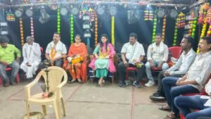 ଆନ୍ଦୋଳନ ପାଇଁ ଡ୍ରାଇଭର ମହାସଂଘର ପ୍ରସ୍ତୁତି ବୈଠକ……………………………ରାଜ୍ୟ ଡ୍ରାଇଭର ମହାସଂଘର ଡ଼ାକରା ଅନୁଯାୟୀ ଆସନ୍ତା ମାର୍ଚ୍ଚ 15 ତାରିଖ ଦିନ ଷ୍ଟେରିଙ୍ଗ ଛାଡ଼ ଆନ୍ଦୋଳନରେ ଧରାକୋଟ ବ୍ଲକ ସଂଘ ସାମିଲ ହେବାକୁ ନିଷ୍ପତି ଗ୍ରହଣ କରିଛି । ବ୍ଲକ ସଭାପତି ସୁରେଶ କୁମାର ସିଂହ, ସମ୍ପାଦକ ପ୍ରଭାକର ମୁନି ଙ୍କ ଡାକରାରେ ଏହି ଅବସରରେ ଆଜି ରଥପଦା ଠାରେ ଗୋଟିଏ ପ୍ରସ୍ତୁତି ବୈଠକ ଅନୁଷ୍ଠିତ ହୋଇଯାଇଛି। ଦଶ ଗୋଟି ସର୍ବନିମ୍ନ ମୌଳିକ ଦାବୀ ପୂରଣ ପାଇଁ ସରକାର କୌଣସି ପଦକ୍ଷେପ ନେଉ ନ ଥିବା ଯୋଗୁଁ ଆସନ୍ତା ବୁଧବାର ଦିନ ବ୍ଲକ ପରିସୀମା ମଧ୍ୟରେ ଥିବା ଧରାକୋଟ ବ୍ରିଜ, ମୁକ୍ତେଶ୍ଵର ମନ୍ଦିର ଛକ, ଢ଼ଉଗାଁ ଛକ ଓ ମାଣିକପୁର ଛକରେ ଧାରଣା ଦିଆଯିବ। ଏହି ସମୟରେ ଆମ୍ବୁଲାନ୍ସ,ପୋଲିସ,ମିଡ଼ିଆ ଓ ଅନ୍ୟ ଜରୁରୀ କାଳୀନ ସେବା କୁ ବାଦ ଦେଲେ ସମସ୍ତ ଯାତାୟାତ ବନ୍ଦ ରହିବାର ପ୍ରସ୍ତାବ ରଖିବାକୁ ସଂଘ ପକ୍ଷରୁ ନିଷ୍ପତି ଗ୍ରହଣ କରାଯାଇଛି। ଏ ସମ୍ପର୍କରେ ପୋଲିସ, ବ୍ଲକ,ତହସିଲ ପ୍ରଶାସନକୁ ଅବଗତ କରାଇ ଦିଆ ଯାଇଥିବା ସଂଘ ପକ୍ଷରୁସଭାପତି ପ୍ରକାଶ କରିଥିଲେ।