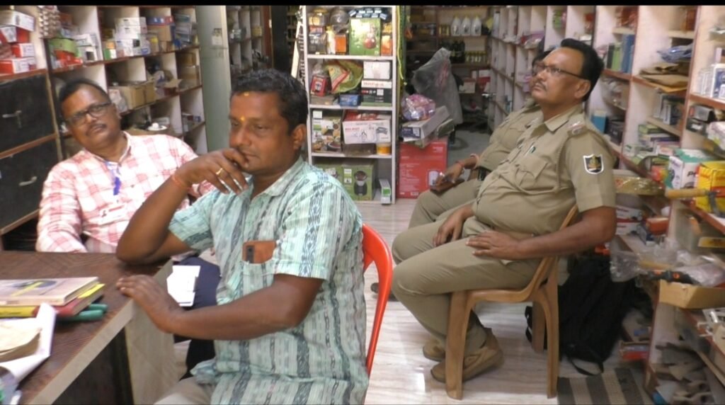 ଖପ୍ରାଖୋଲ ପୋଲିସ ଦ୍ୱାରା ୪୭୬ ବୋତଲ କଫ ସିରଫ ଜବତ ସହିତ ତିନି ଗିରଫ