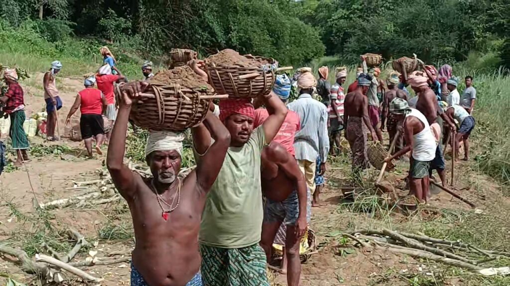 ବାଘୁଆ ନଦୀ ଉପରେ ନଦୀବନ୍ଧ ବାନ୍ଧିବାରେ ଲାଗିଛନ୍ତି ଗ୍ରାମବାସୀ