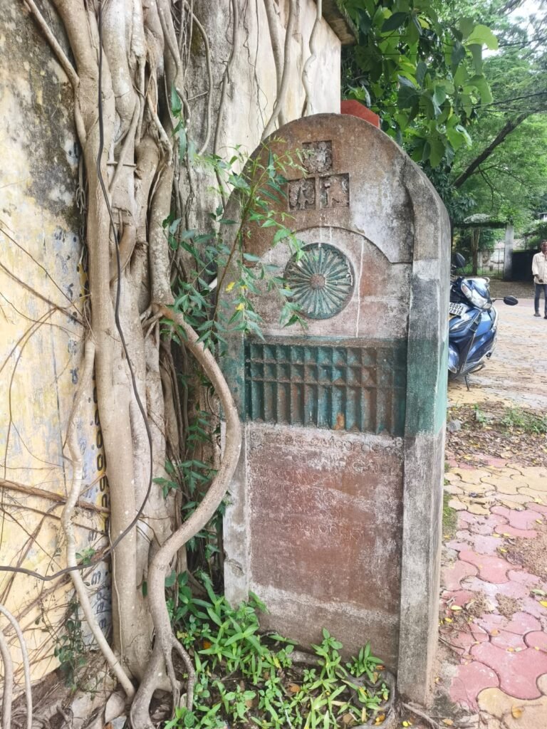 ସ୍ୱାଧୀନତା ସଂଗ୍ରାମୀ ସ୍ମୃତି ସ୍ତମ୍ଭ କୁ ଧରାକୋଟ ବ୍ଲକ ପ୍ରଶାସନ ର ଅଣଦେଖା କାହିଁକି ?