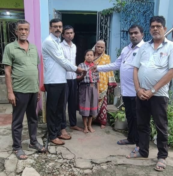 ଦିବଙ୍ଗତ ଶିକ୍ଷୟତ୍ରୀ ଙ୍କ ପାରିବାରକୁ ସହାୟତା